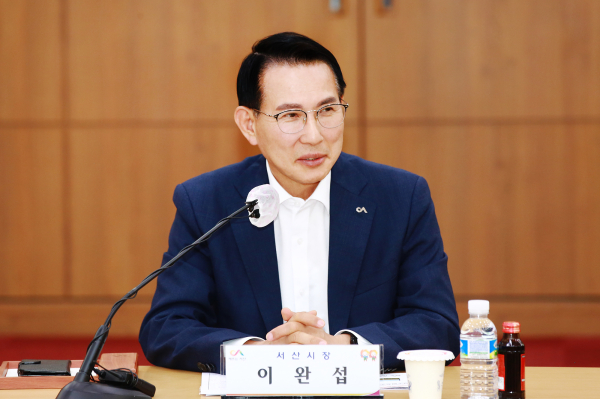 지난 24일 시청 중회의실에서 이완섭 서산시장을 비롯한 관내 12개 주요 농협조합장이 농정간담회에서 협력사업과 건의 사항을 논의했다