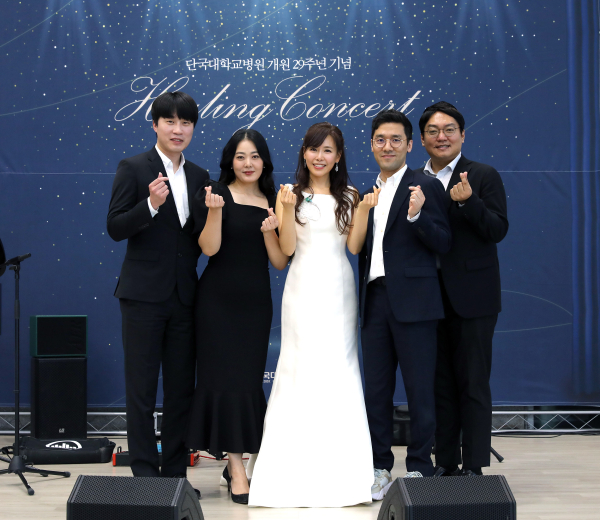 병원 개원 29주년을 기념하기 위한 ‘소프라노 신델라의 힐링 콘서트’ 개최 모습