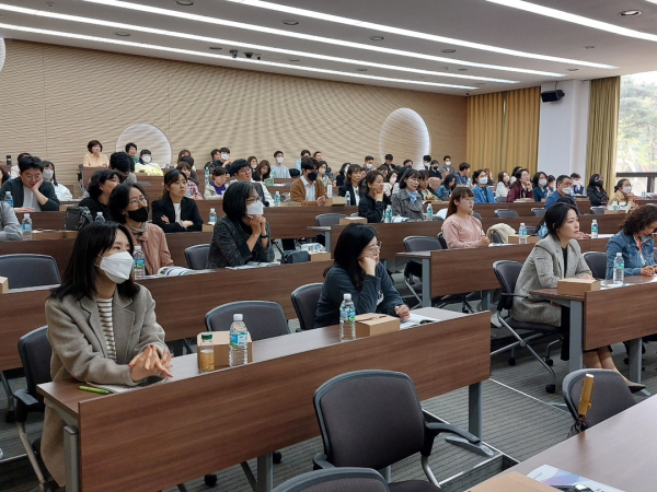 ‘학교 안팎 전문적 학습공동체 담당자 연수’ 진행 장면/아산교육지원청 제공