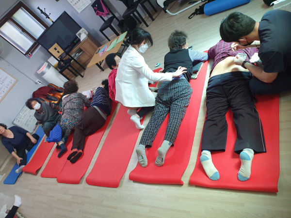 홍성군보건소, 경로당에서 한방 진료중