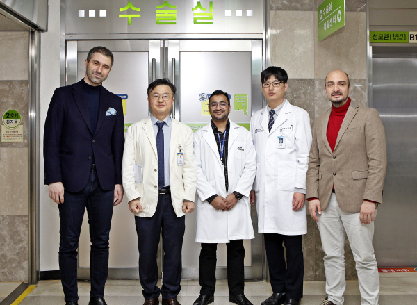 지종훈(사진 왼쪽에서 두번째)교수와 인도, 터키의료진