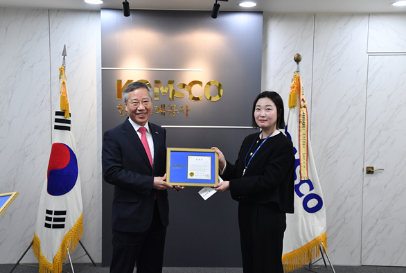 한국조폐공사 반장식 사장(왼쪽)이 방연주 사원에게 CEO’s Choice 포상을 했다.