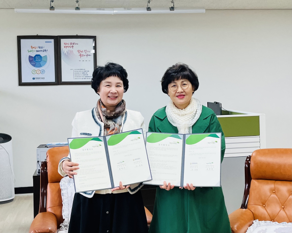 좌측부터 대전비래초등학교 안인숙 교장, 대전종합사회복지관 최명옥 관장