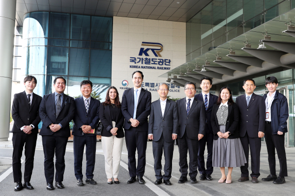 국가철도공단 김한영 이사장(오른쪽에서 여섯 번째)이 하이메 로뻬스 주한엘살바도르대사(왼쪽에서 다섯 번째)를 26일 공단 본사에서 접견 후 공단 및 대사 관계자들과 함께 기념촬영