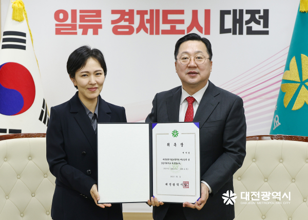 (좌측부터) 여자경 대전시립교향악단 신임 예술감독, 이장우 대전시장.