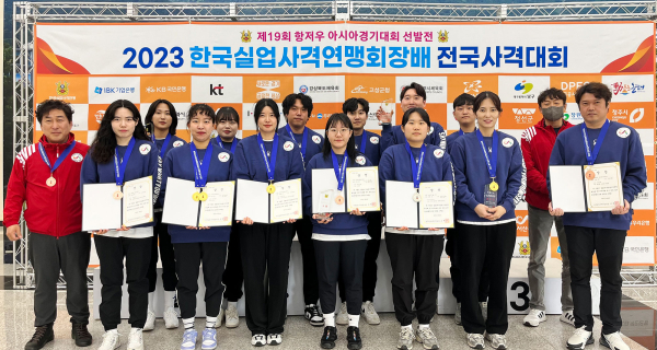 서산시청 사격팀 기념촬영 모습(왼쪽부터 황윤삼 코치, 오정은, 김예슬, 이은서, 김희선, 박해미, 박성현, 유현영, 강준기, 염다은, 김기원, 최보람, 정미라, 박신영 감독, 소승섭)