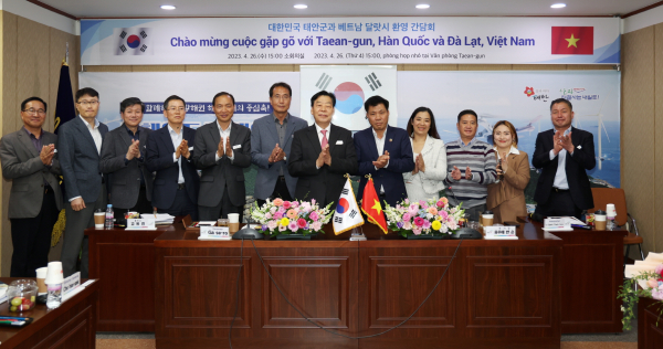 지난 26일 군청 소회의실에서 열린 태안군-베트남 달랏시 간 간담회 모습.