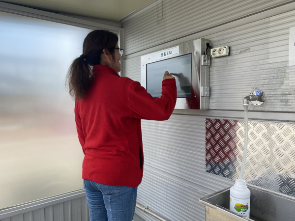 금산군농업기술센터 직원이 생활용EM배양액을 용기에 담고 있다.