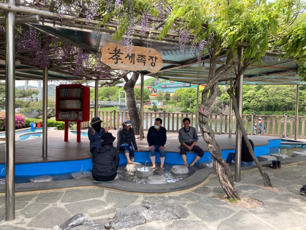 효 세족장을 이용하는 시민들