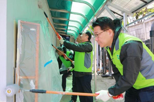 대전교통공사 임직원들이 대덕구 산막경로당을 찾아 재능나눔 봉사활동을 펼쳤다.     (사진 앞줄부터 송활섭 대전광역시의회 운영위원장, 연규양 대전교통공사 사장,     김남욱 대전교통공사 노동조합위원장, 조종현 대전교통공사 기술이사)