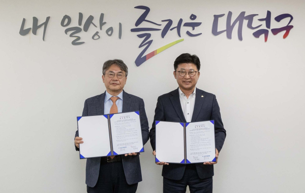 최충규 대덕구청장(사진 오른쪽)과 김기경 신탄진한일병원 병원장이 구민의사랑방에서 상호 협력 업무협약을 체결한 후 기념 촬영