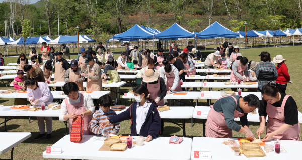 상소요리캠핑축제 참가자들이 아침 건강 도시락 만들기 체험을 하고 있다