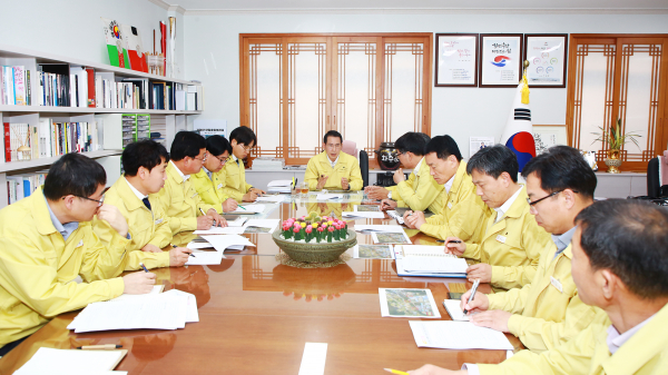 지난 1일 시청 시장실에서 이완섭 서산시장을 비롯한 관련 공무원이 참석한 가운데 절삭유 유출에 따른 피해 최소화와 긴급 대책을 강구하기 위한 회의를 개최했다,