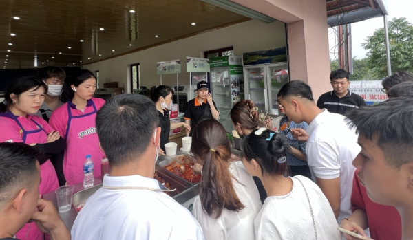 한국 떡볶이를 시식하기 위해 모인 현지인들