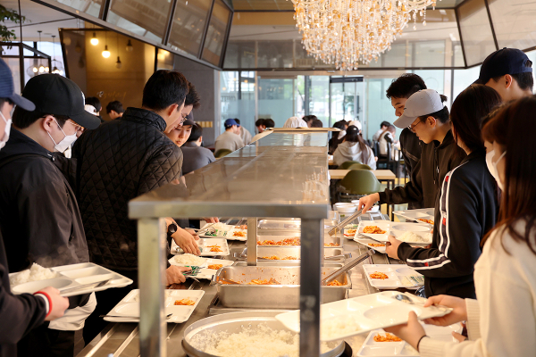 2일 오전 목원대 구내식당인 오병이에서 학생들이 천원의 아침밥을 이용하고 있다.