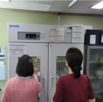 예방접종 위탁의료기관을 점검하는 중구청 공무원