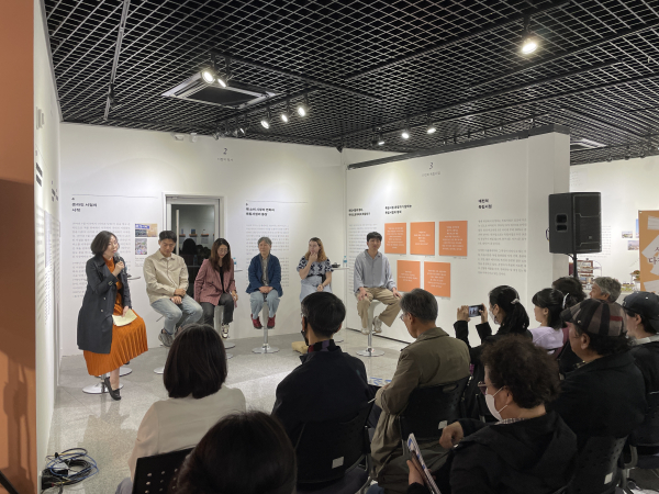 1차 문학콘서트 ‘책과 사람 사이; 다정함의 깊이’ 진행 모습