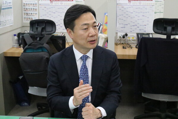 이택구 대전시 행정부시장이 2일 대전시청 기자실에서 기자간담회를 갖고 정부합동평가 결과에 대해 설명하고 있다.