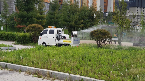 충남 서산시가 해충을 사전에 방제하기 위해 방역을 추진하고 있다.