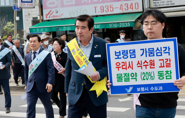 생활 속 물 절약 캠페인에 참여하고 있는 김동일 시장 모습