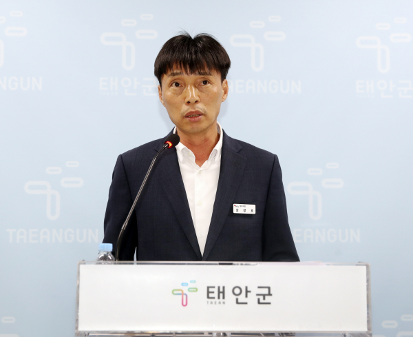 3일 군청 브리핑실에서 정례브리핑 중인 김장호 재무과장.