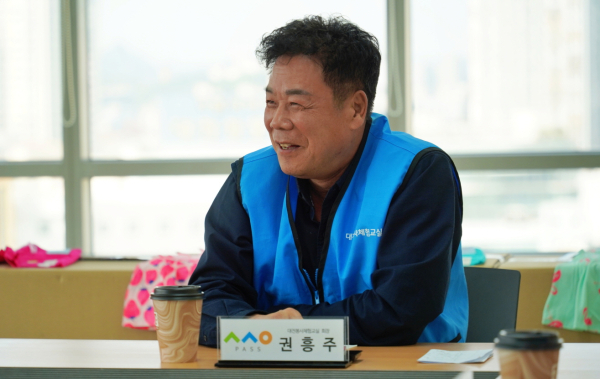 권흥주 대전봉사체험교실 회장이 대전시사회서비스원과의 지속적인 협력사업 계획에 대해 말하고 있다.