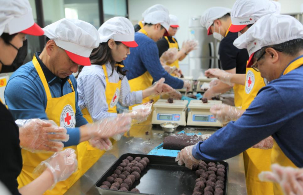대전교통공사 직원들이 어린이날을 앞두고 ‘사랑의 빵’ 나눔 봉사활동을 펼쳤다
