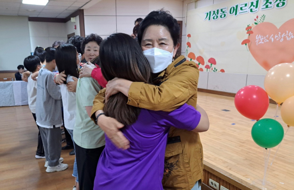 기성종합복지관 어버이날 행사 진행 모습