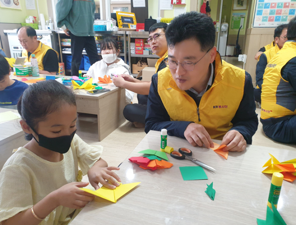 정영수 시설장비사무소장(오른쪽 첫 번째)이 센터 아동과 함께 종이접기 학습놀이를 하고 있다.