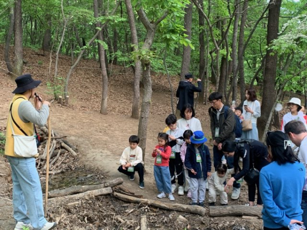 푸른 숲에서 함께 즐기는 1박 2일 가족 여행 모습