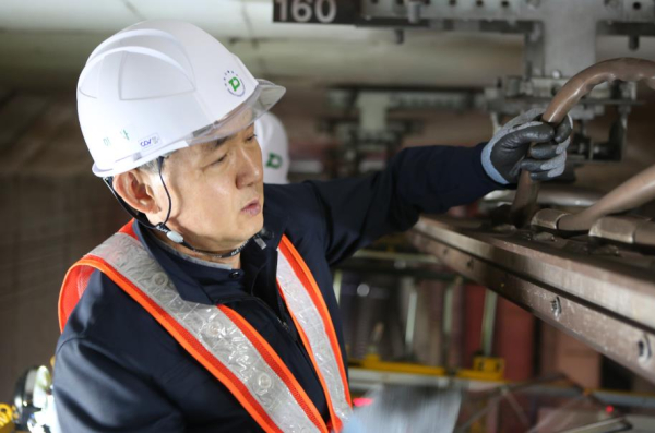 도시철도 운행이 종료된 4일 새벽, 대전교통공사 박희진 경영이사가 지하터널에서     전차선을 점검하고 있다