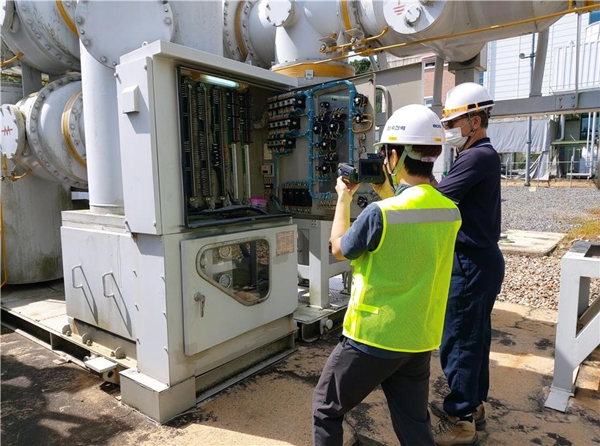 원자력연구원 시설팀에서 전기 설비 점검을 실시하고 있다.