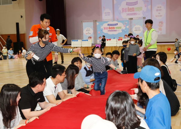 지난 5일 유성종합스포츠센터에서 제101회 어린이날 맞이 가족명랑운동회를 개한 가운데, 아동이 프로그램에 참여하고 있다.