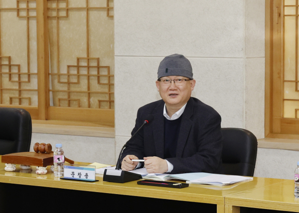 지난달 27일 유성구가 친환경 스마트도시로 나아가기 위한 핵심과제 점검회의를 개최한 가운데, 문창용 유성구 부구청장이 회의를 주재하고 있다