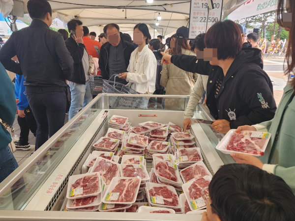 문전성시를 이룬 직거래 장터/박동혁 기자