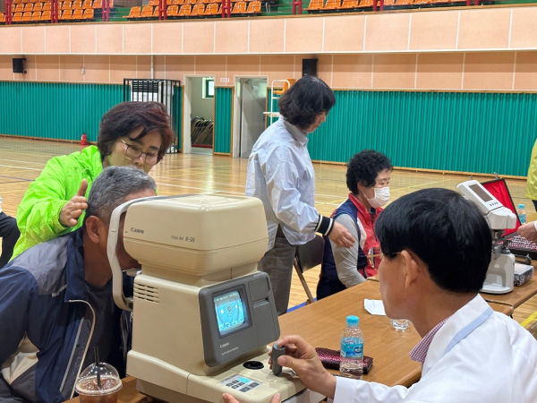 연무읍, 무료 안과 검진 및 사랑의 돋보기 맞춤 행사