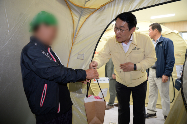 이용록 홍성군수가 산불피해 이재민들에게 어버이날 희망의 카네이션을 전달하고 있다