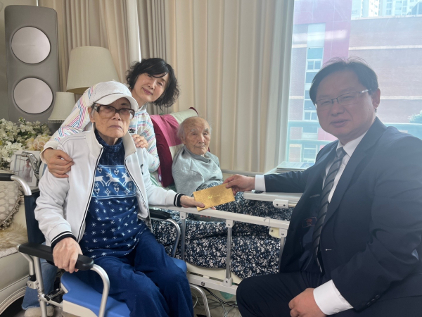 강만희 대전지방보훈청장이 이일남 애국지사의 생신을 맞아 위문하고 있다.(오른쪽부터 강만희 대전지방보훈청장, 이일남 애국지사, 딸, 배우자)