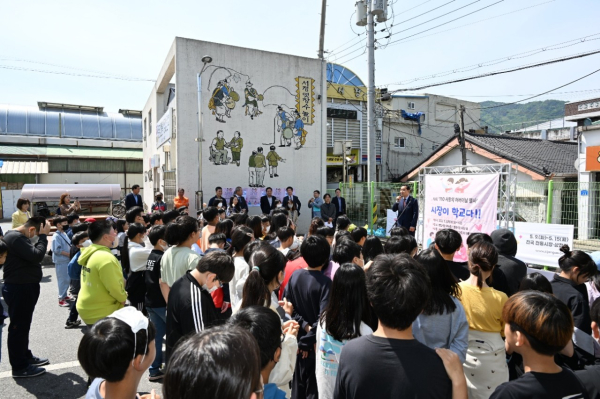 8일 문창전통시장에서 열린 ‘사랑의 어버이날 행사’ 모습
