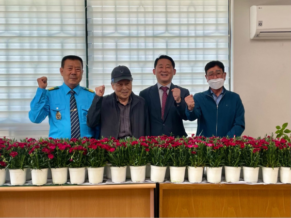 대전 서구 어버이날 맞이 카네이션 전달 장면