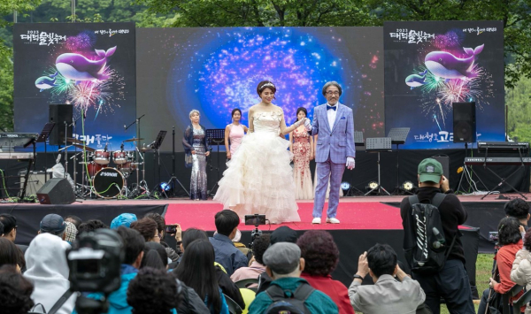 지난 7일 ‘2023 대덕물빛축제’에서 시니어 패션쇼를 진행하고 있다