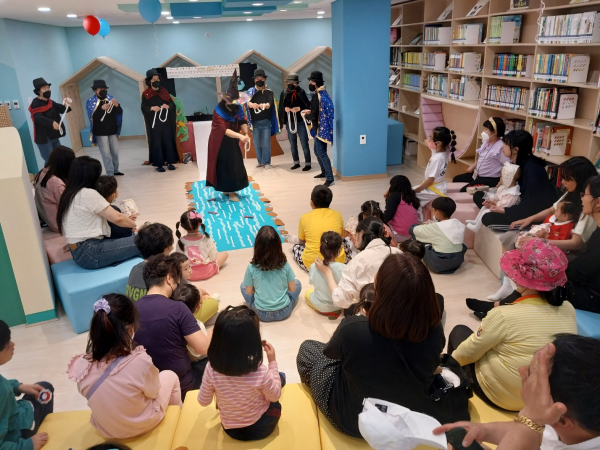 지난 4일 대덕구육아복합마더센터가 개최한 ‘5! Happy Day’ 가족 축제에 참여한 가족들이 효 인형극을 관람하고 있다.