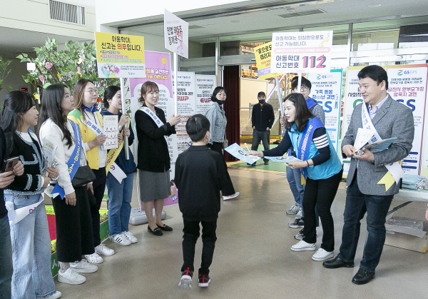 지난 5일 당진종합운동장 실내체육관에서 열린 제101회 어린이날 행사에서 참여기관과 함께 캠페인을 펼치며 홍보물을 전달하고 있다.