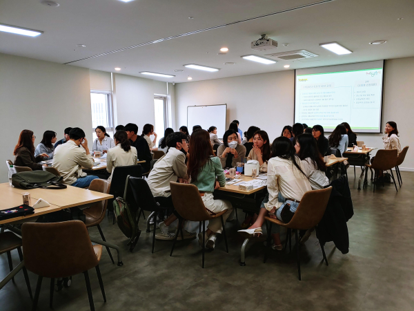 생활교육 네트워크 교사들이 사전협의회를 갖고 관계중심 생활교육에 대해 토론하고 있다.