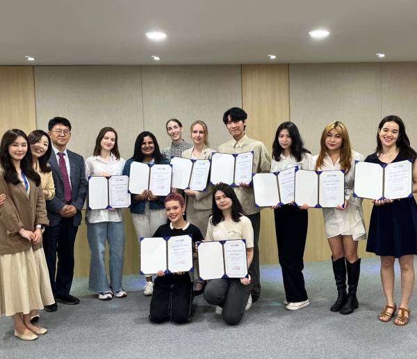 우송대학교 솔브릿지대학 유학생들과 ‘2023 DTO 앰배서더 프로그램’ 수료식 단체사진