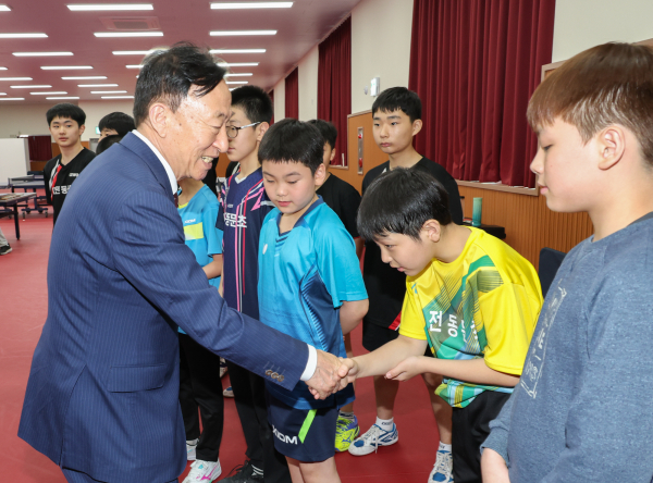 설동호 교육감, 제52회 전국소년체육대회 대표선수 격려 모습