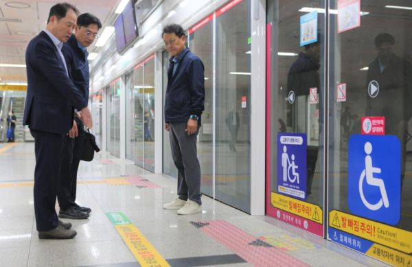 연규양 대전교통공사 사장이 유성온천역 승강장에서 혼잡시간대 시민들의 안전한     승하차를 위해 새롭게 설치한 승차대기선을 살펴보고 있다