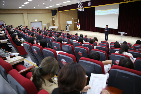 찾아가는 고입진학 특강에서 설명하는 이병도 교육국장