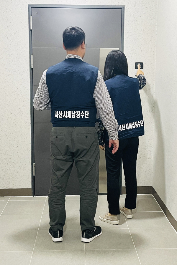 지난 4월 17일 서산시청 체납징수단이 체납자를 찾아가 가택수색을 하고 있다