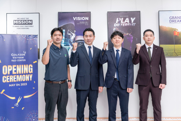 지난 4일 진행된 센터 개관식에서 (왼쪽부터)골프존 베트남 김지훈 프로, 김일상 법인장, 골프존 베트남 R&D센터 홍창진 센터장, 이경용 프로가 기념사진